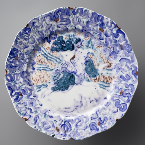 Assiette plate : Femme assise à la blouse bleue et blanche