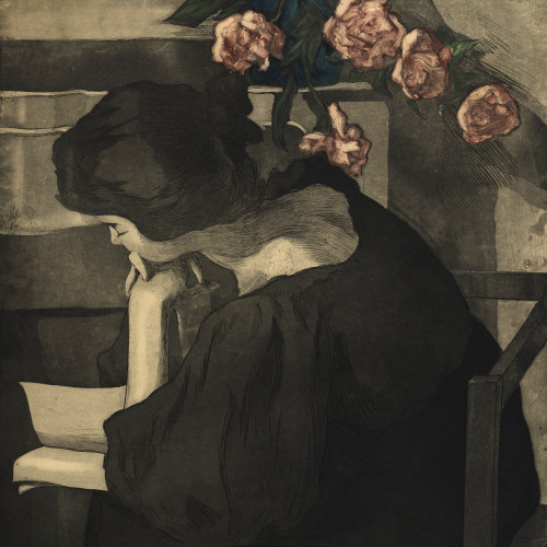 Femme lisant aux fleurs