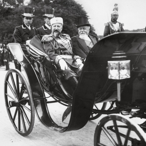 Le tsar Ferdinand Ier de Bulgarie et le président Armand Fallières, en carrosse, escortés par la garde républicaine à cheval