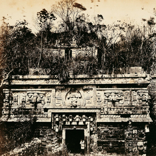 Façade du palais des nonnes à Chichen Itzá (Yucatan)