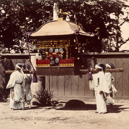 Prêtres shinto portant une pagode sacrée