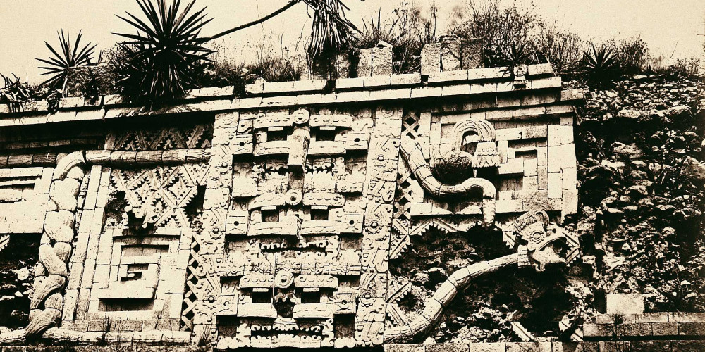 Détail de la façade du serpent à Uxmal
