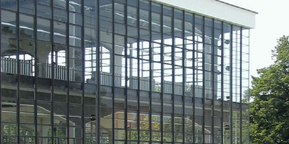 Le Bauhaus de Dessau : le mur-rideau de verre