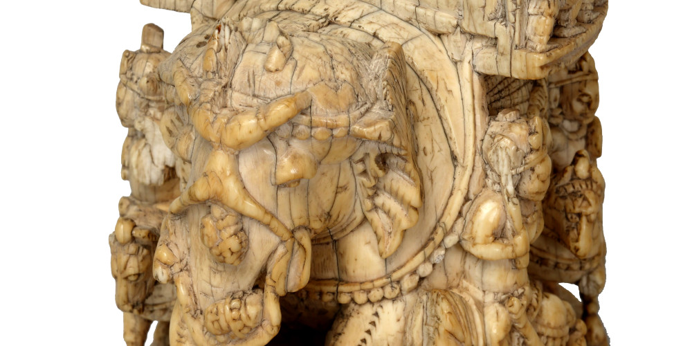 Statuette représentant un roi sur un éléphant