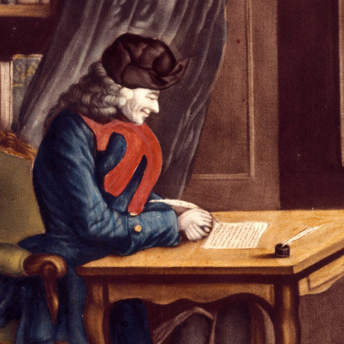 Voltaire assis à sa table de travail