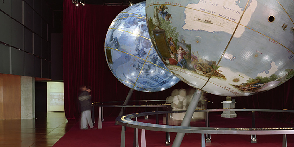 Les globes de Coronelli dans le hall de la Bibliothèque nationale de France en 2006