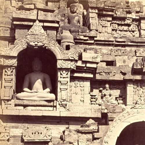 Figures de Bouddha dans les niches de la façade ouest du temple de Borobudur