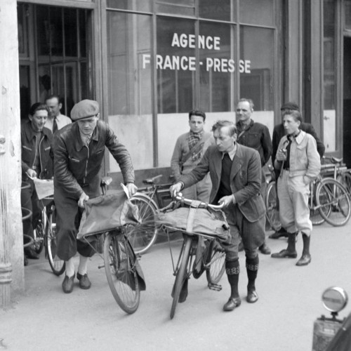 Des coursiers quittent le siège de l'Agence France-Presse déjà situé place de la Bourse