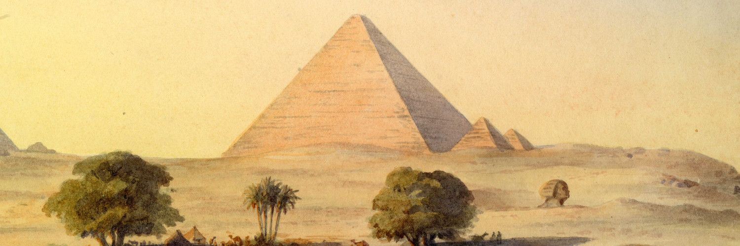 La pyramide de Khéops sur le plateau de Gizeh, avec le sphinx ensablé