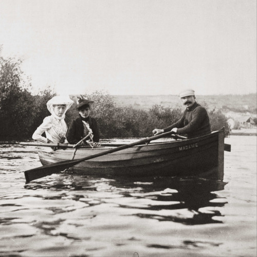 Guy de Maupassant avec Colette Dumas et Geneviève Bizet en barque sur la Seine