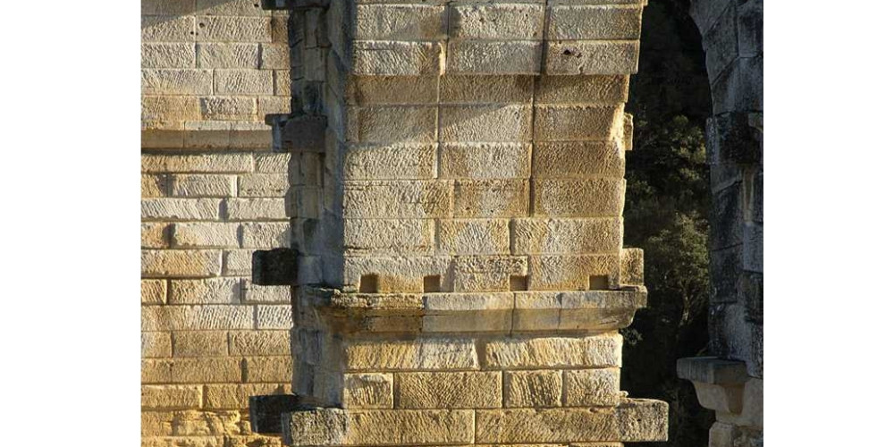 Les pierres en saillie sur les piles du pont du Gard