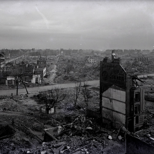 Vue panoramique des destructions prise de la rue des Sauveteurs