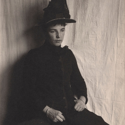 Mademoiselle L. Vulliemin, à mi-corps, la tête couverte d’un chapeau