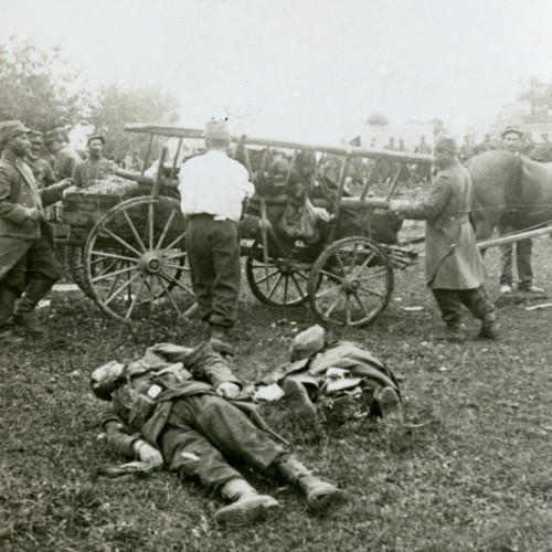 Ramassage des cadavres par les soldats des régiments territoriaux après la bataille de la Marne