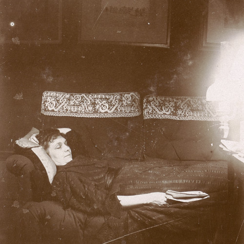 Louise Halévy allongée