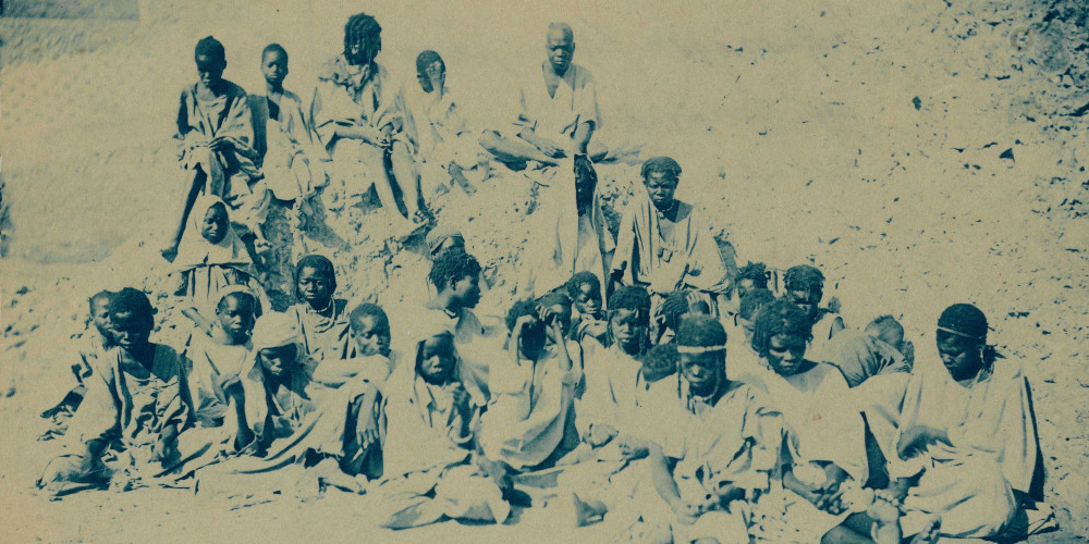 Groupe de jeunes noirs saisis sur une caravane de marchands d’esclaves venant d’In Salah
