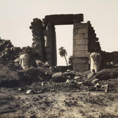 Ruines de la porte et des colosses du premier pylône du temple de Karnak