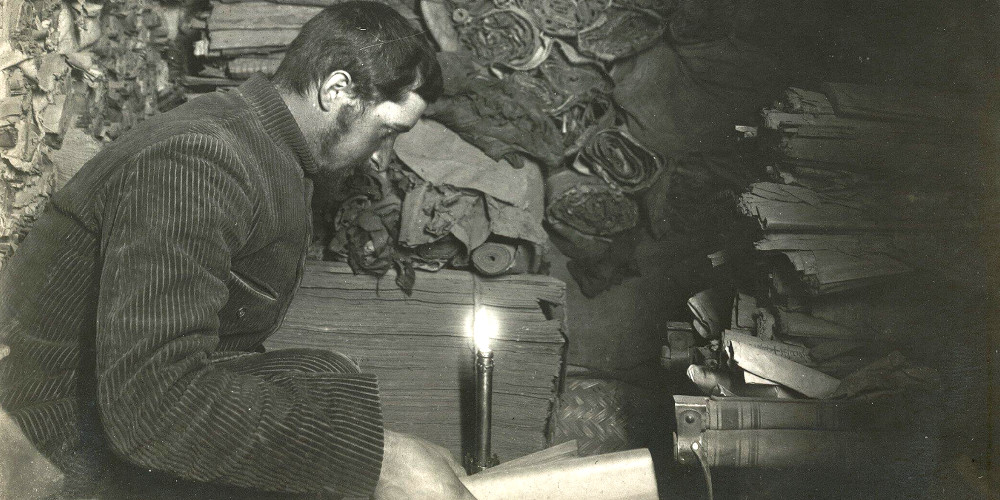 Paul Pelliot dans la niche aux manuscrits (ou grotte 17) de Dunhuang