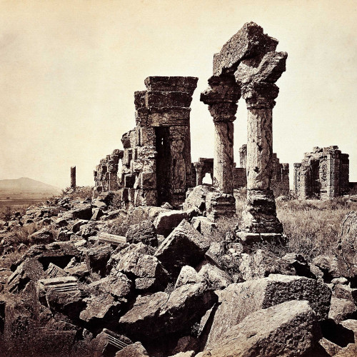 Ruines du temple de Martand, la colonnade extérieure