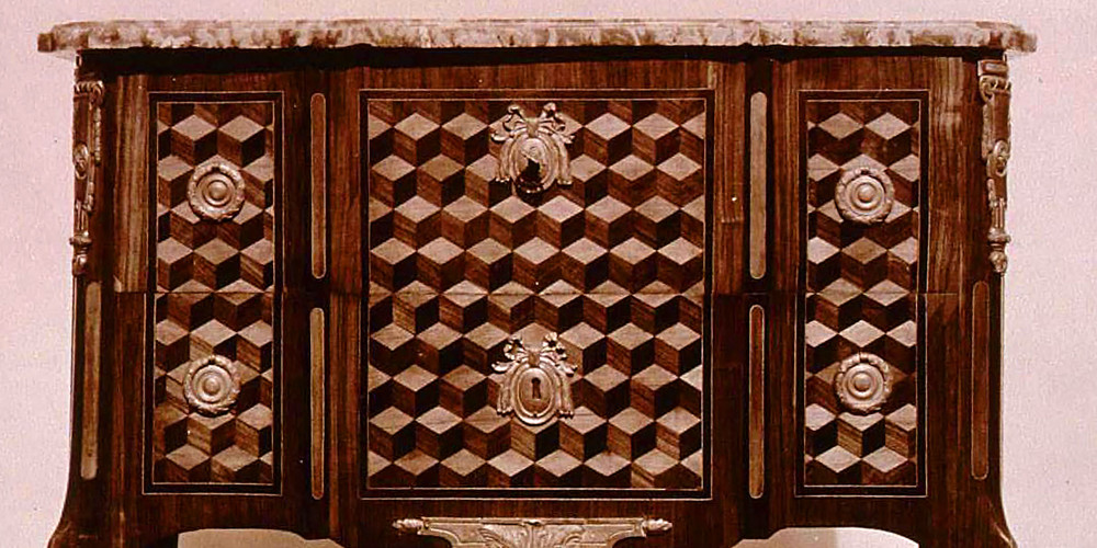 Commode style Louis XVI en marqueterie à motifs géométriques