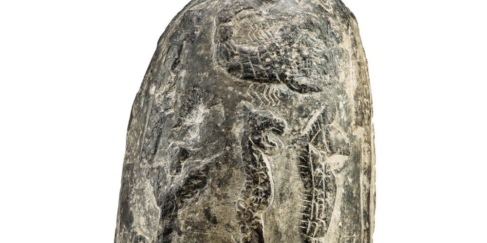 Sommet d’une stèle mésopotamienne portant des symboles divins inscrits