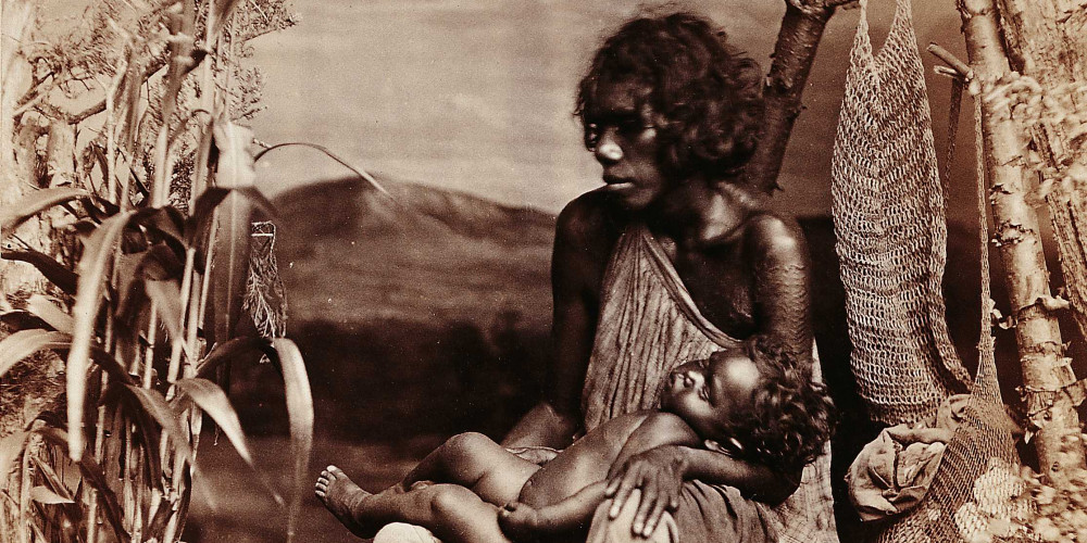 Jeune femme aborigène avec son enfant