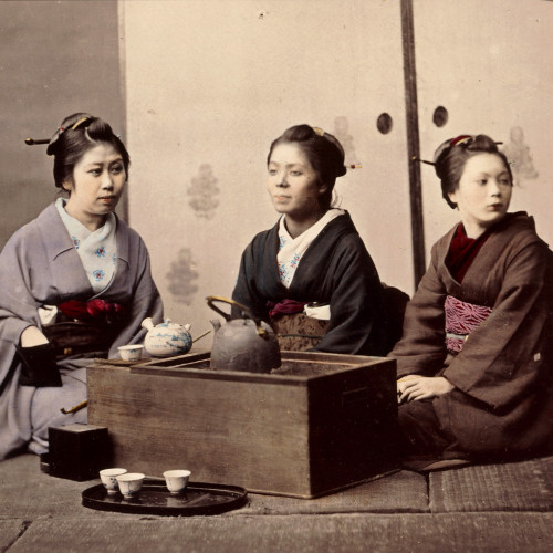 Jeunes filles buvant le thé
