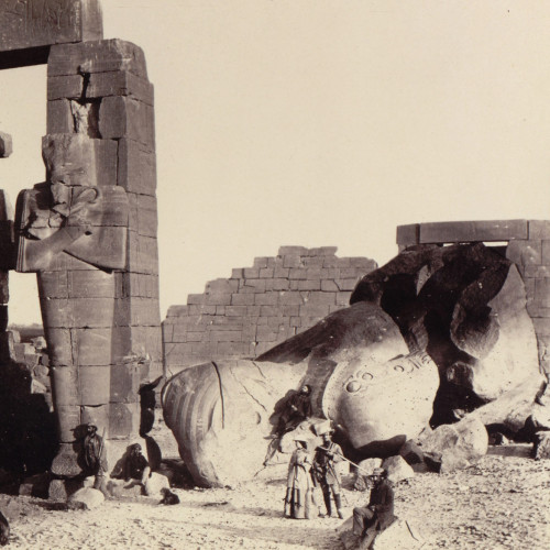 Piliers d'Osiris et colosse à terre du temple de Memnon à Thèbes