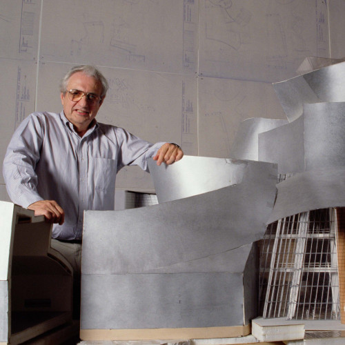 Frank Gehry (b.1929) devant une maquette du Guggenheim Museum, Bilboa, 1994