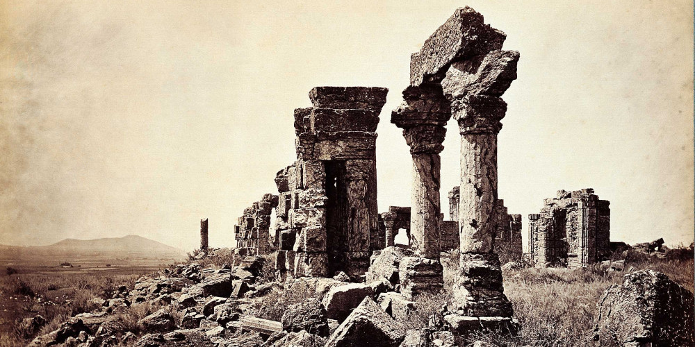 Ruines du temple de Martand, la colonnade extérieure