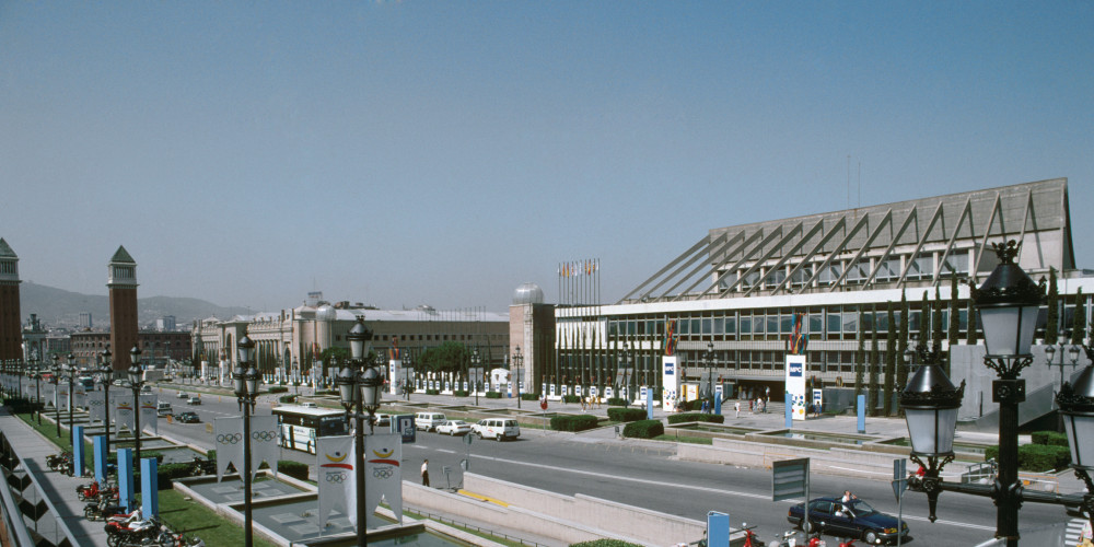 Barcelone Jeux olympiques 1992. Vues et atmosphère de la ville - "L'Avigunda de la Reina Maria Cristina" décorée pour les Jeux olympiques. À droite : le Centre de presse principal.