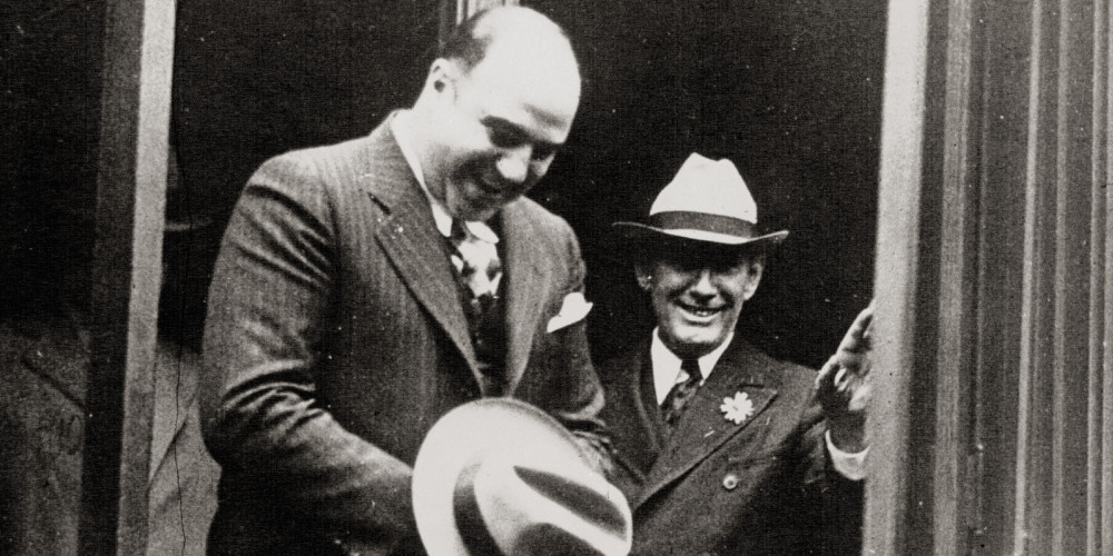 Al Capone sortant de la cour fédérale pour rejoindre sa nouvelle prison