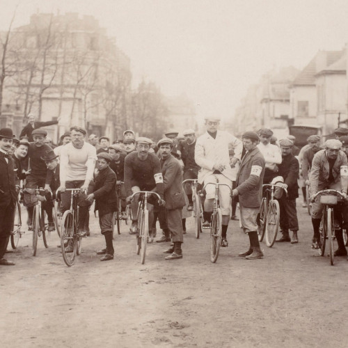 Départ de la course cycliste Paris-Roubaix en 1898