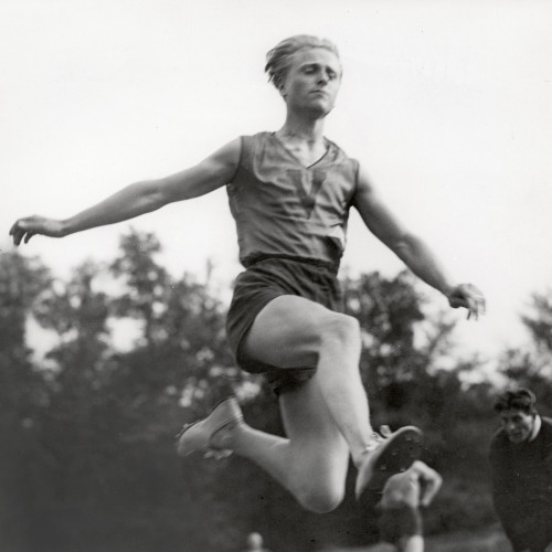 L'athlète intersexe Zdena Koubková lors de l'épreuve de saut en longueur en 1936