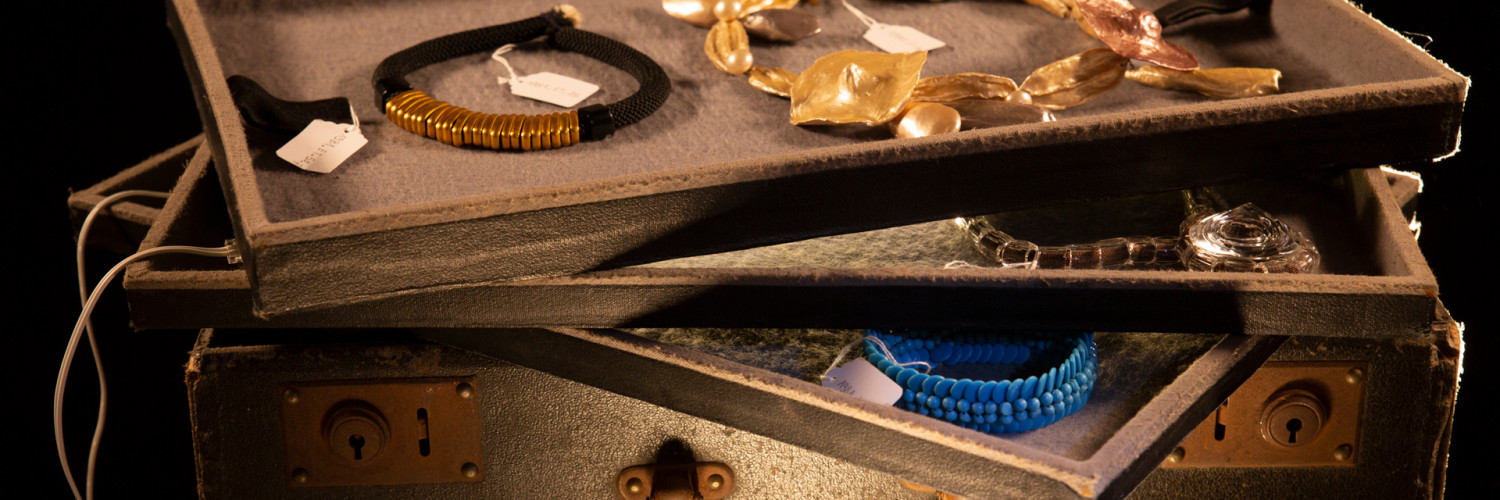 Valise à tiroir de représentant de commerce de Louis Aragon pour les colliers d'Elsa Triolet