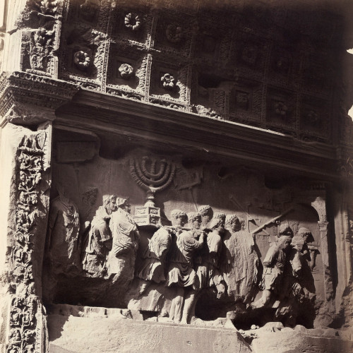 Détail du décor de l’arc de Titus à Rome