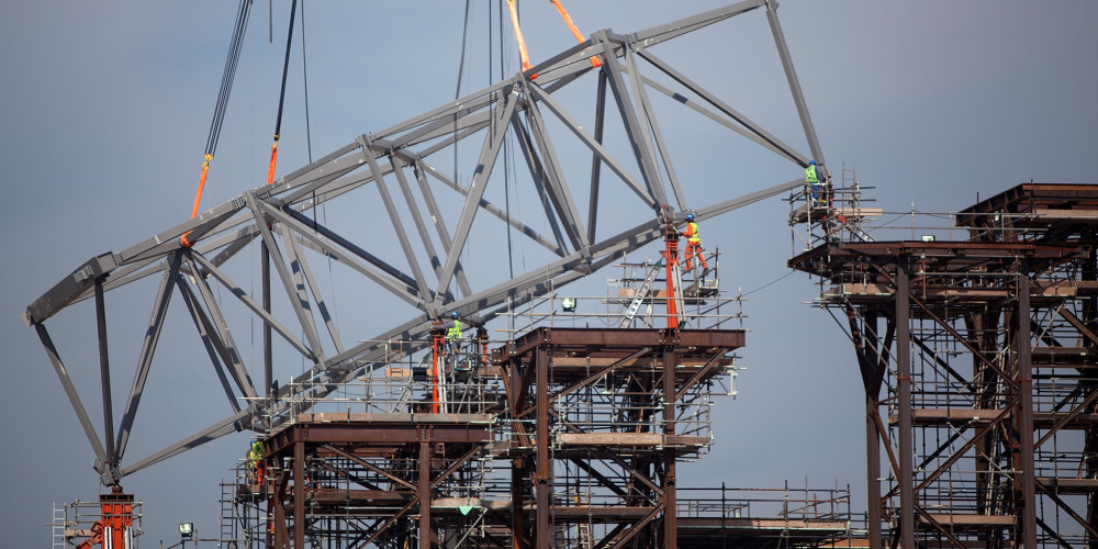 Mise en place du premier segment de la coupole du Louvre Abu Dhabi