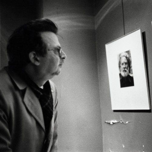 Jean-Claude Lemagny devant son portrait exposé à la galerie Agathe Gaillard à Paris