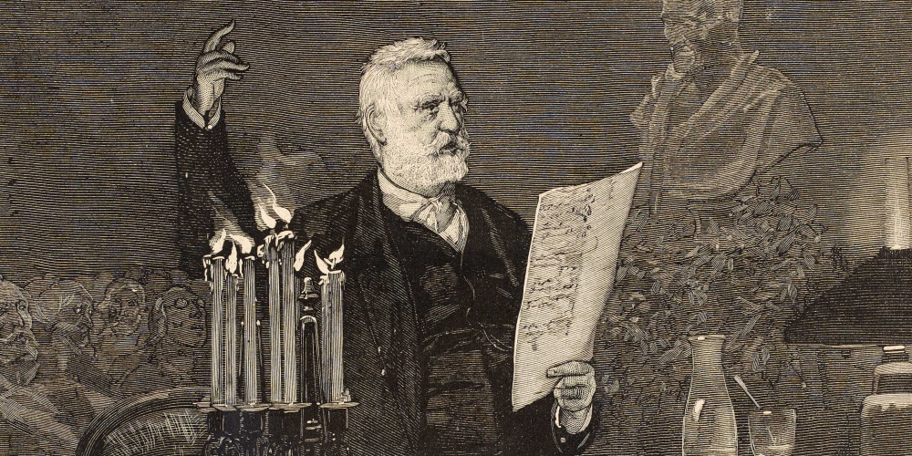Victor Hugo prononçant son discours à l’occasion du centaire de Voltaire, Théâtre de la Gaîté le 30 mai 1878