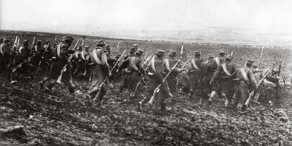 Guerre des Balkans, prise d’Andrinople : soldats bulgares courant à l’assaut au milieu d’un champ