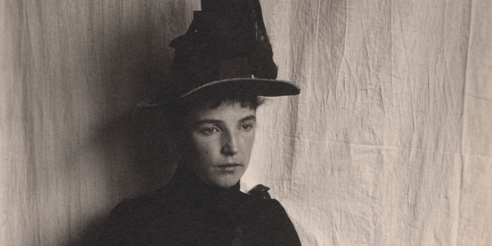 Mademoiselle L. Vulliemin, à mi-corps, la tête couverte d’un chapeau