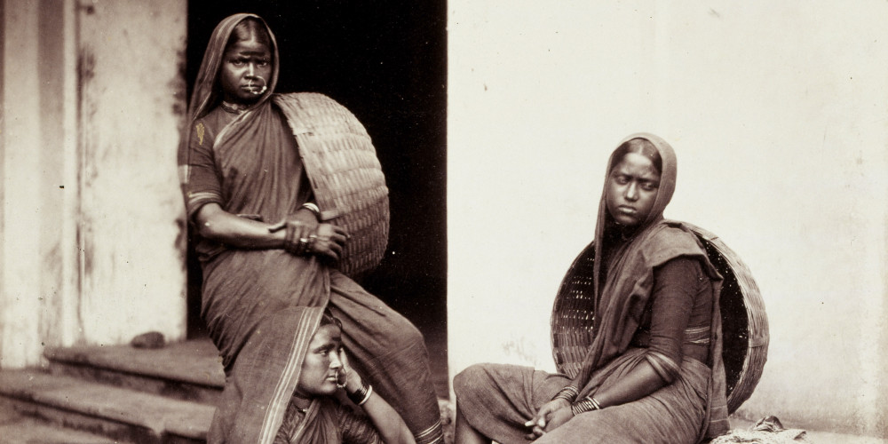 Trois femmes indiennes dans une rue