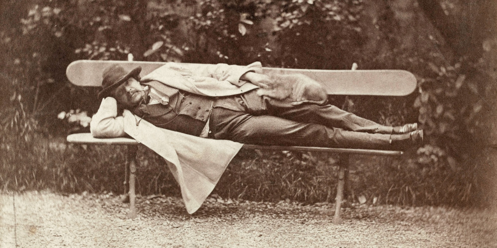 Autoportrait allongé sur un banc