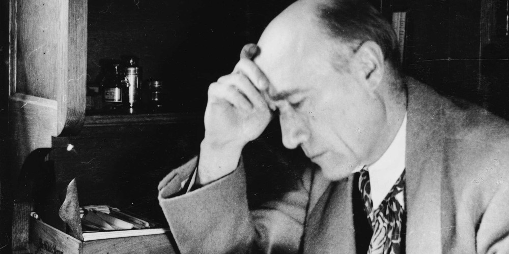 Portrait d’André Gide à son bureau, relisant un texte