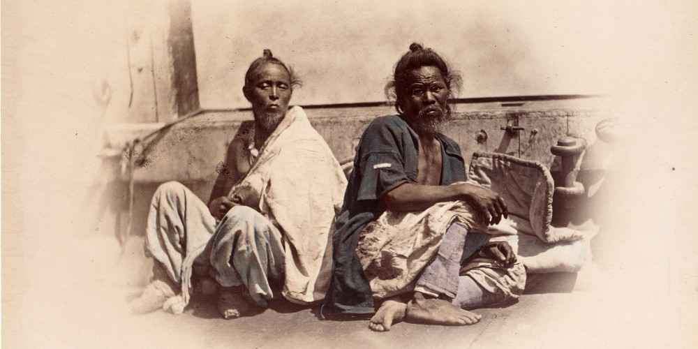Deux personnages assis