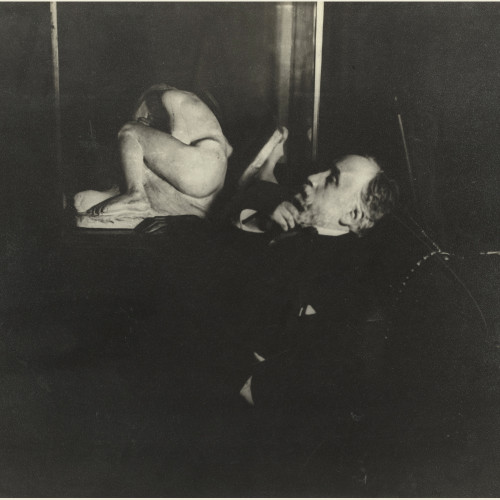 Autoportrait devant La Femme qui pleure d’Albert Bartholomé