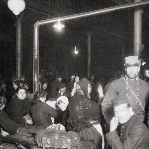 Réfugiés belges à la gare du Nord à Paris