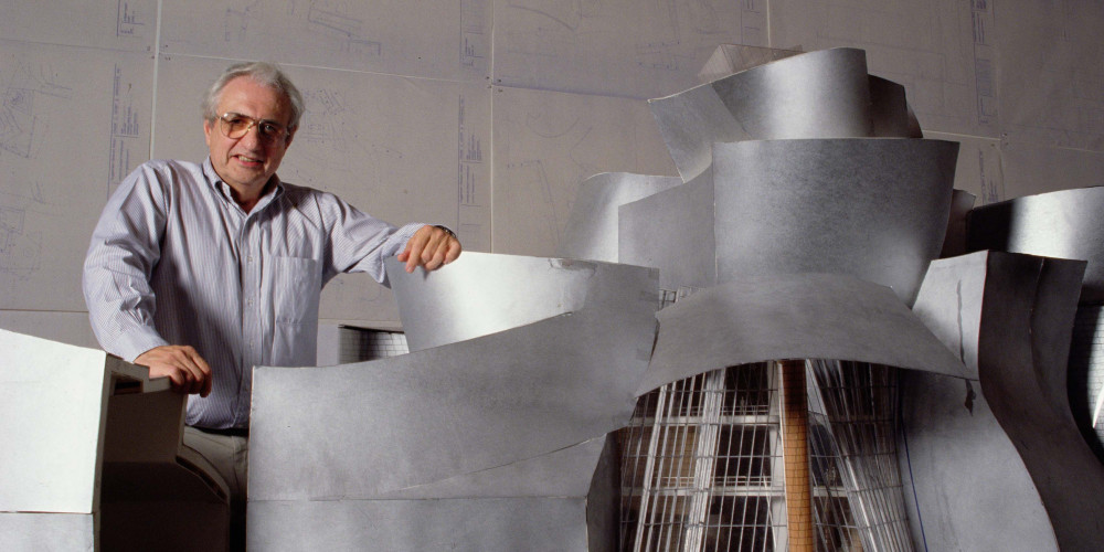Frank Gehry (b.1929) devant une maquette du Guggenheim Museum, Bilboa, 1994