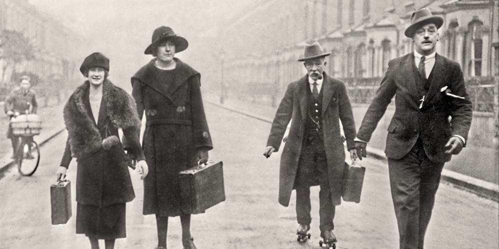 Grève des chemins de fer anglais, banlieusards de Londres venant à leur travail sur des patins à roulettes