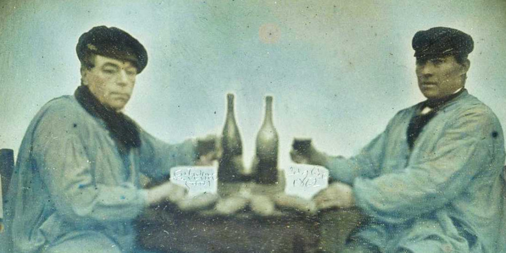 Deux buveurs attablés